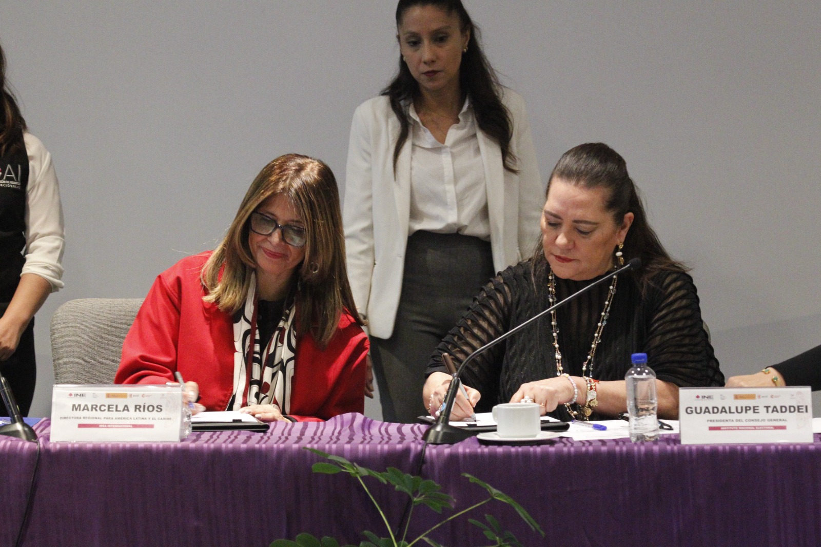 Firman INE e IDEA Internacional Memorando de entendimientopara reforzar colaboración en materia electoral