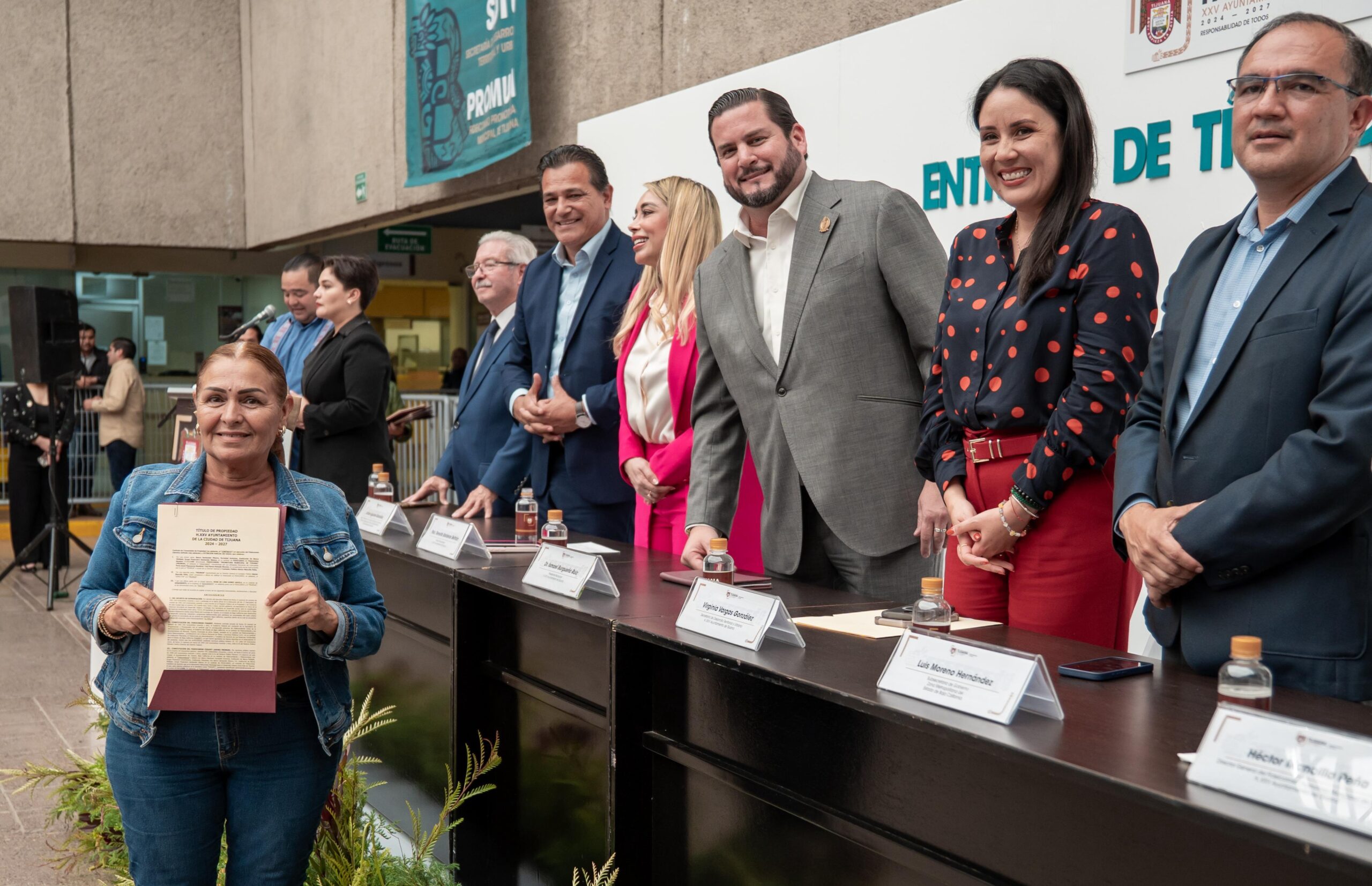 Entrega Ismael Burgueño 96 títulos de propiedad a familias tijuanenses
