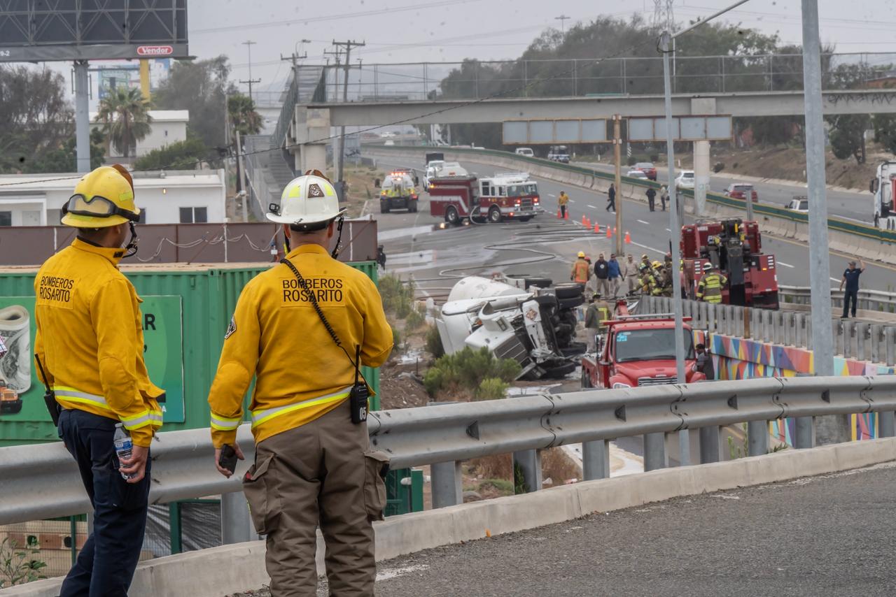 Ayuntamiento de Playas de Rosarito atiende volcadura de pipa que transportaba combustible en la Carretera Escénica