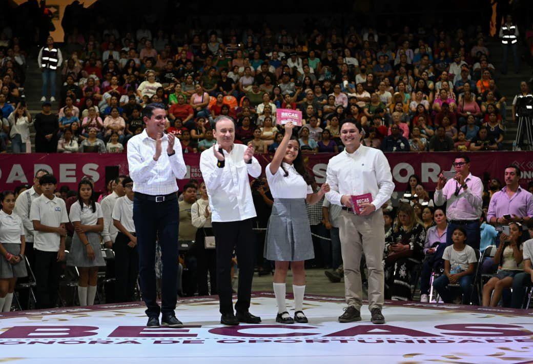 GOBERNADOR DURAZO DA LA BIENVENIDA A ESTUDIANTES DE DIFERENTES NIVELES EDUCATIVOS