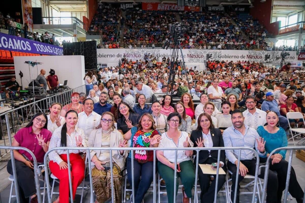 ALCALDESAS, DIPUTADOS LOCALES Y FEDERALES EN UN CORRAL DURANTE EL EVENTO CON CLAUDIA SHEINBAUM, ARACELI BROWN EN LA ÚLTIMA FILA