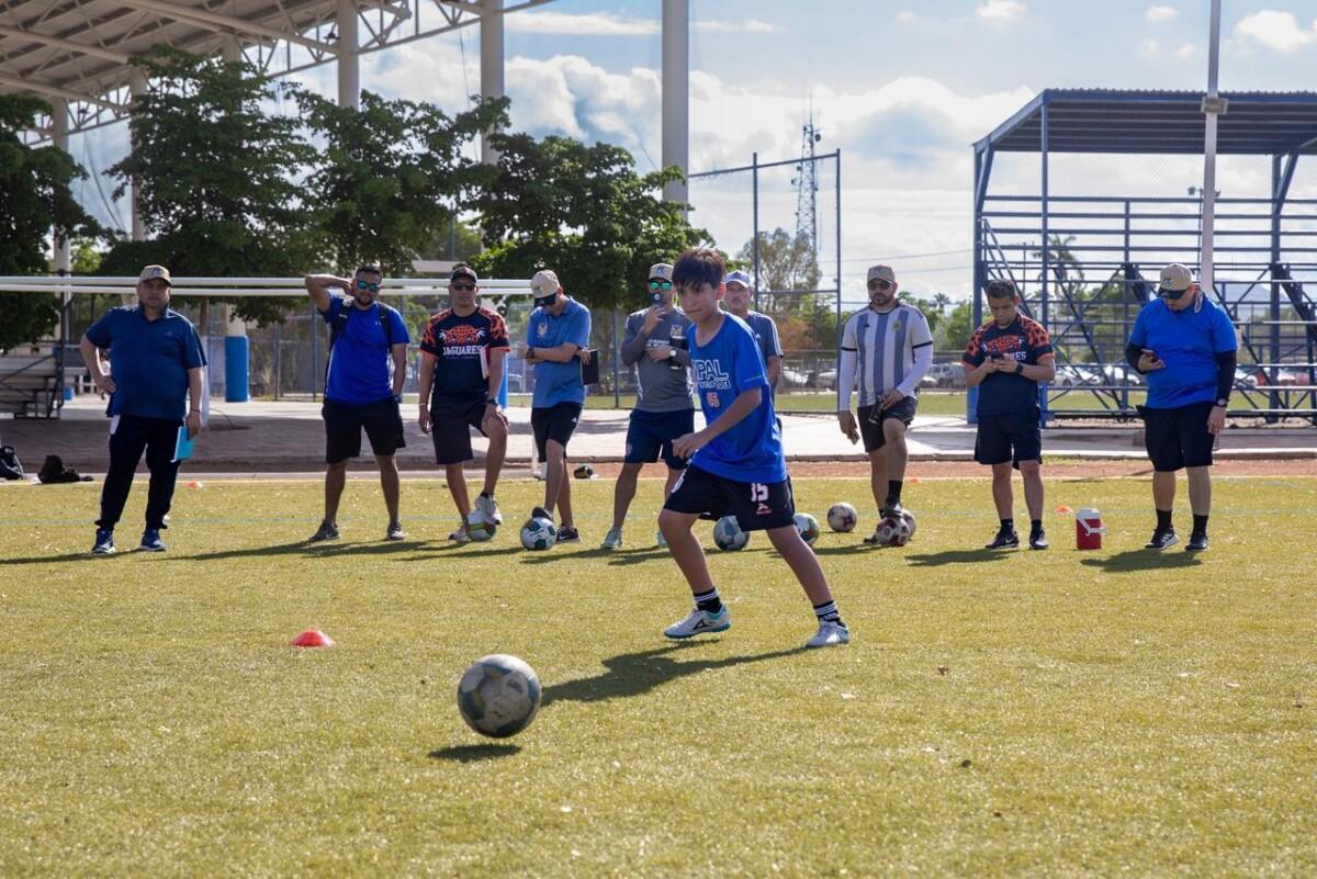 Gobierno del Estado realiza capacitación deportiva con Rubens Valenzuela