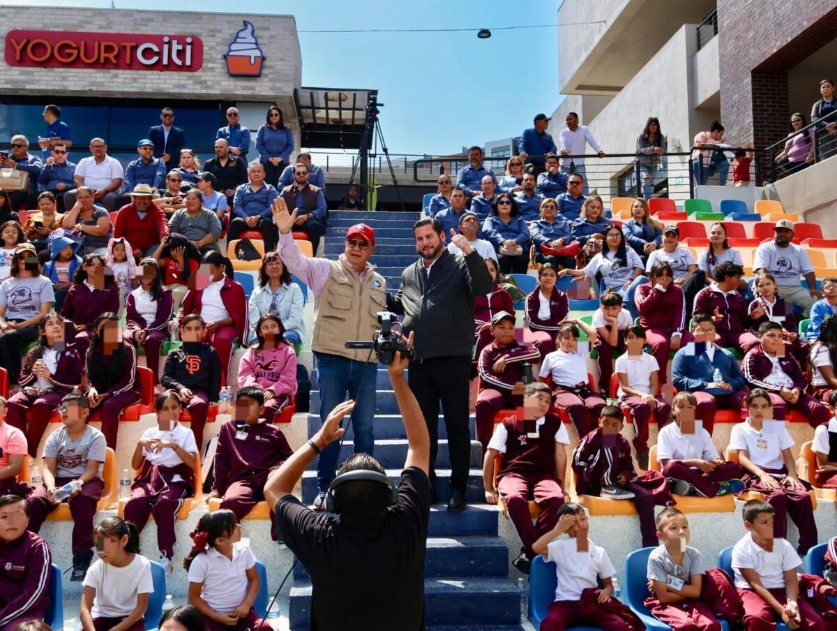 Asiste Ismael Burgueño al evento ‘Enmochilate 2025’