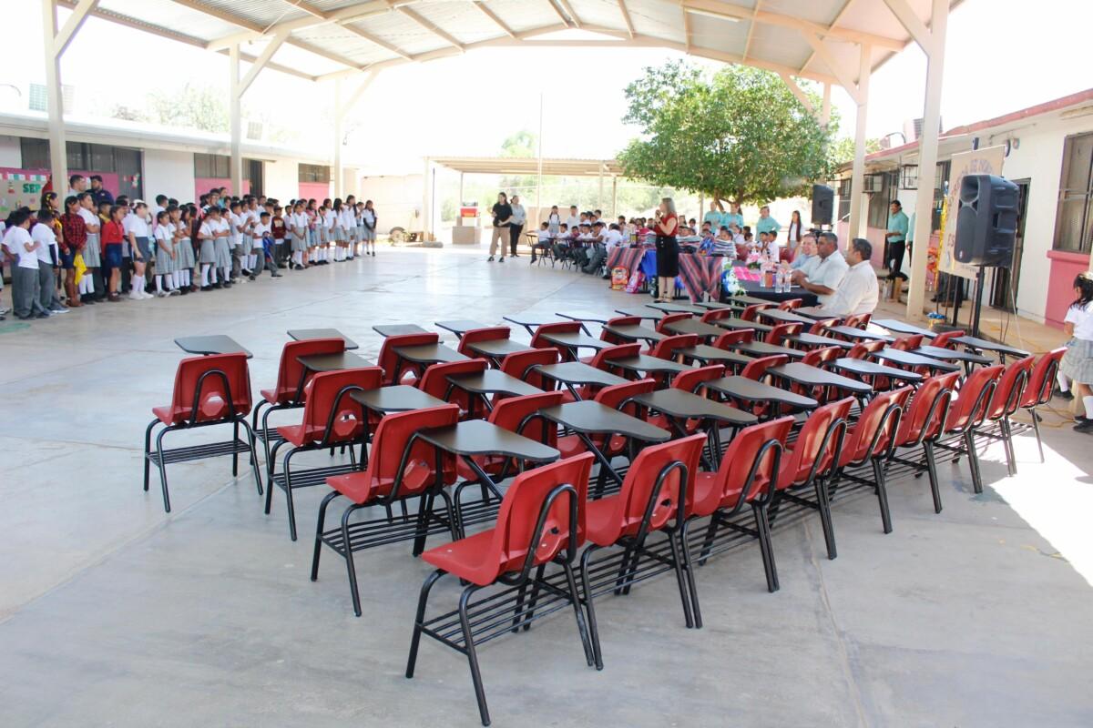 Entrega Omar Del Valle Colosio mesabancos a primaria indígena de Pesqueira•⁠ Adicional a 80 mesabancos se entregaron 100 mochilas escolares