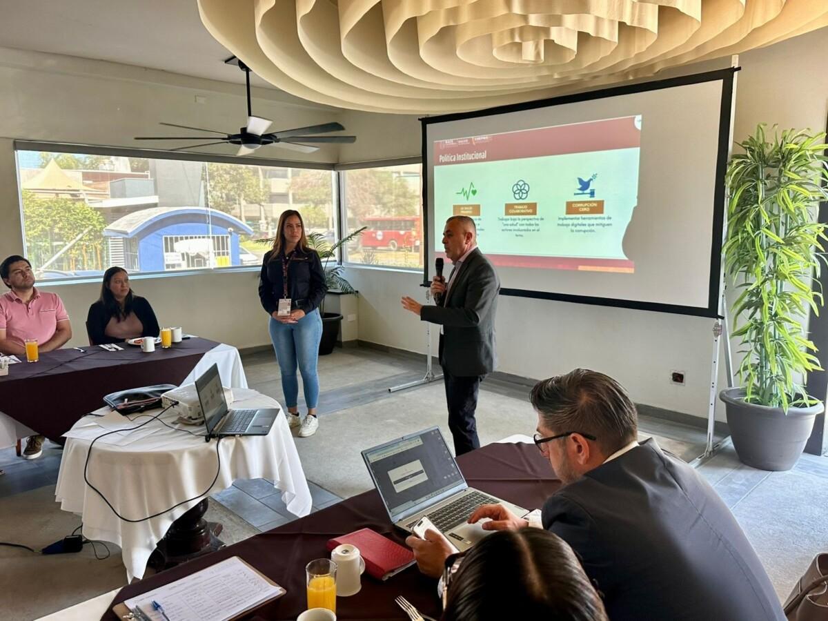 CAPACITAN A PERSONAL RESTAURANTERO DE TIJUANA PARA EVITAR RIESGOS DE SALUD