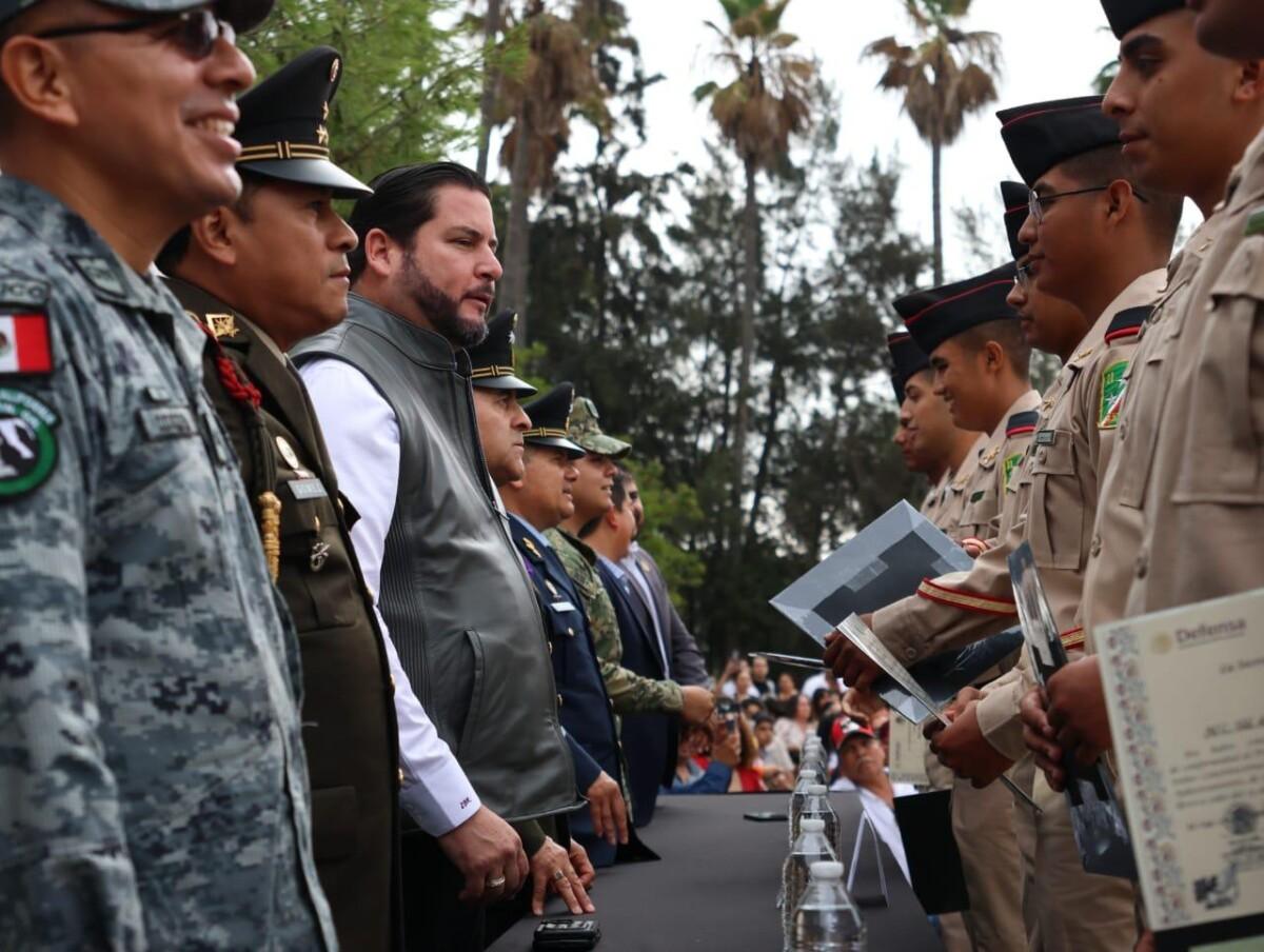 Asiste Ismael Burgueño a la entrega de cartillas del Servicio Militar Nacional a soldados que culminaron su adiestramiento