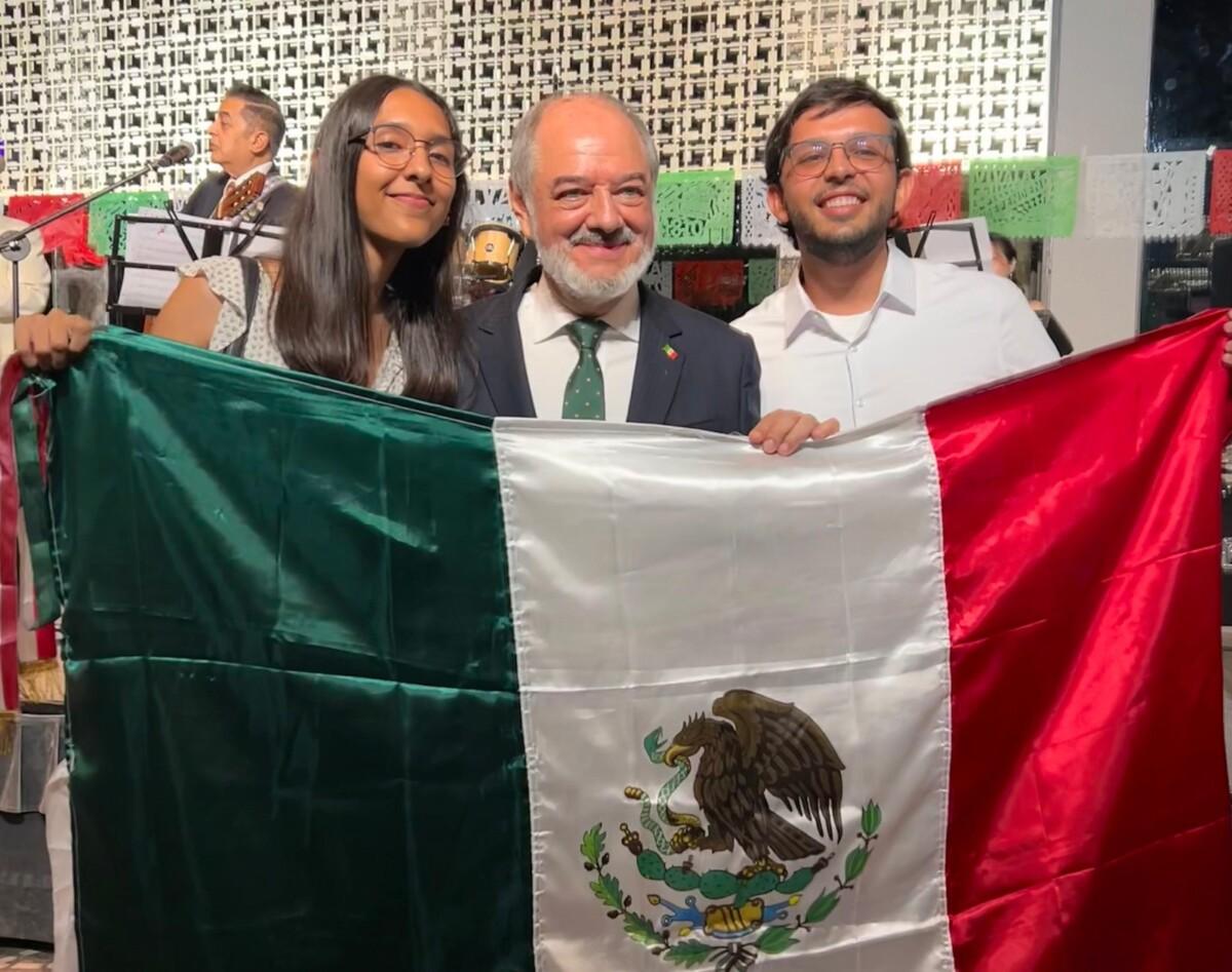 ESTUDIANTES DE SONORA EN TAIPEI, EN LA CELEBRACIÓN DE LA INDEPENDENCIA DE MÉXICO EN TAIWAN
