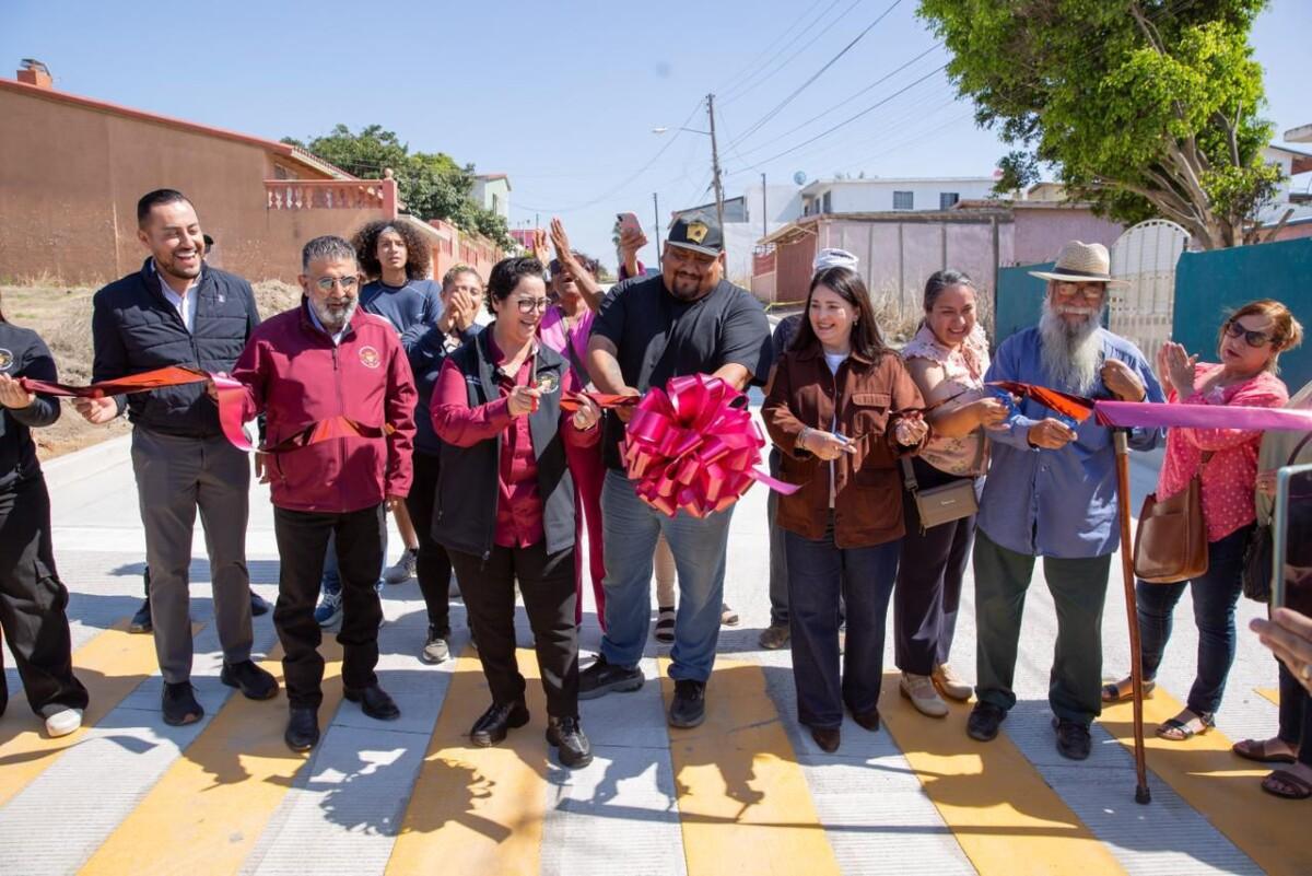Rocío Adame inaugura obras de pavimentación en Lomas de Rosarito