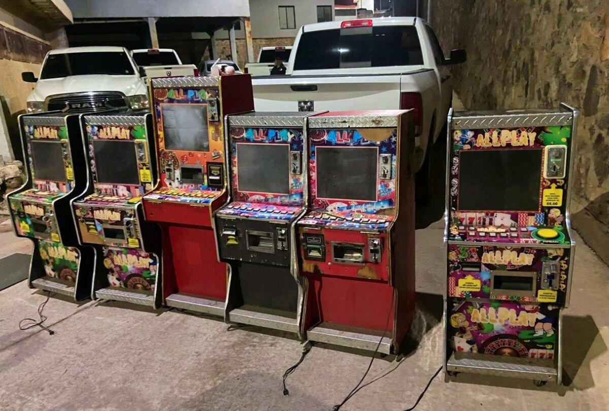Operativo conjunto asegura 20 máquinas tragamonedas y cámaras en Nogales
