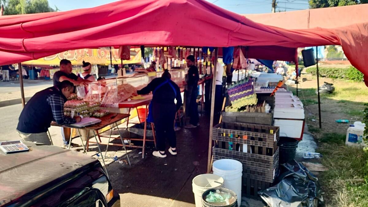 Aplica Gobierno Municipal multas por obstrucción de banquetas a comerciantes en Riberas del Bosque