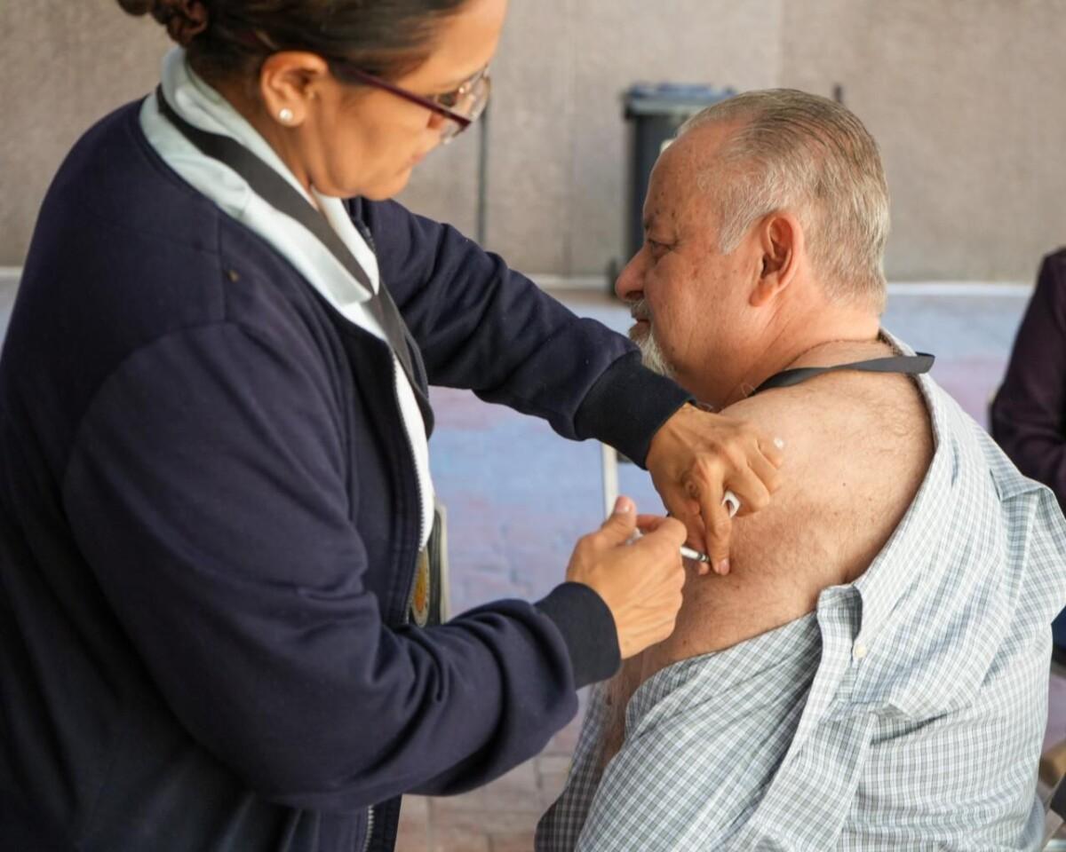 Instala Gobierno de Sonora punto de vacunación invernal en Centro de Gobierno