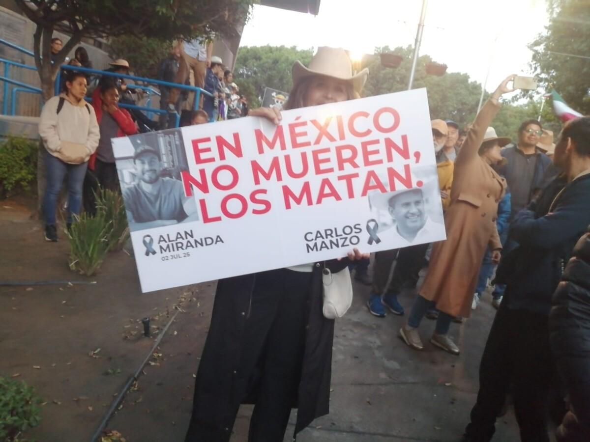 PESE A UNA INCESANTE LLUVIA QUE PREVALECIÓ EN TIJUANA POR VARIAS HORAS, SE REALIZÓ CON ÉXITO LA MANIFESTACIÓN CIUDADANA EN DEMANDA DE JUSTICIA PARA CARLOS MANZO,”CARLOS NO MURIÓ EL GOBIERNO LO MATÓ”