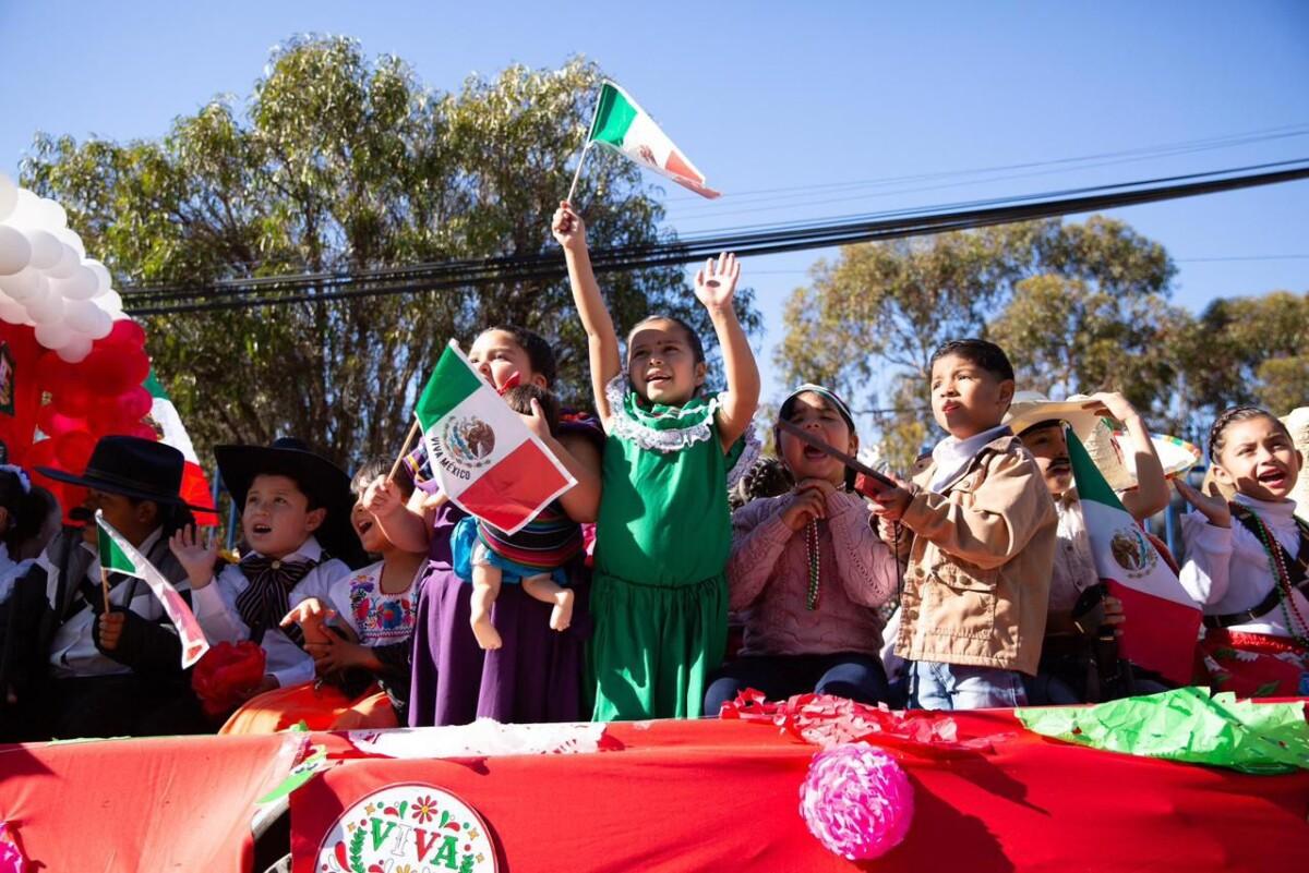 Rocío Adame lidera con éxito el Desfile del 115 aniversario de la Revolución Mexicana en Primo Tapia
