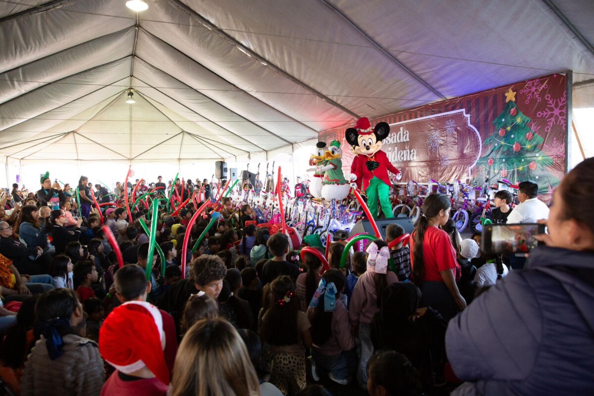 Rocío Adame comparte la alegría navideña con familias rosaritenses en Mega Posada Comunitaria