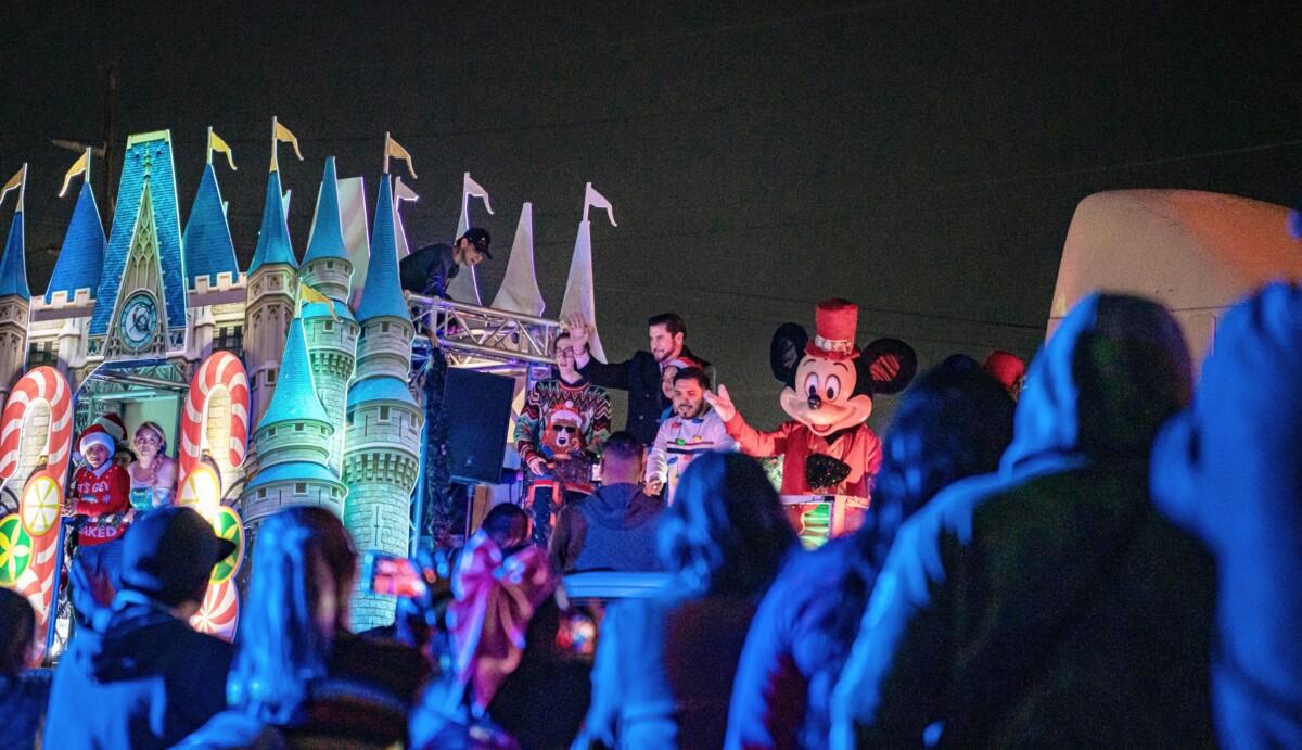 EL ALCALDE DE TIJUANA ISMAEL BURGUEÑO ENCABEZÓ EL DESFILE NAVIDEÑO