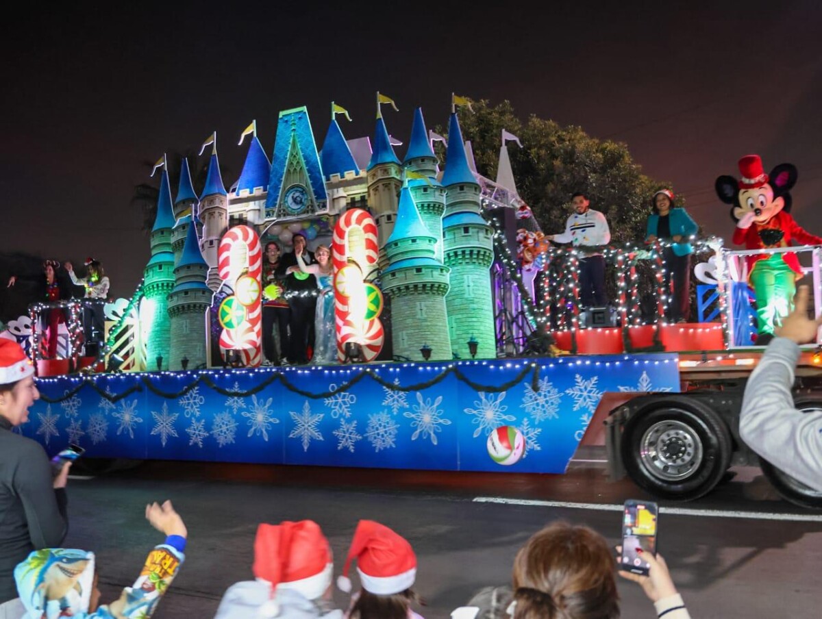 EL AMBIENTE NAVIDEÑO MUY PRESENTE EN TIJUANA, LA POBLACIÓN DISFRUTO EL DESFILE TRADICIONAL