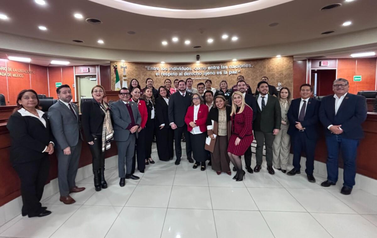 EL PRESIDENTE MUNICIPAL DE TIJUANA ISMAEL BURGUEÑO, CON FUNCIONARIOS Y DIPUTADOS DURANTE LA PRESENTACIÓN DE LA LEY DE INGRESOS Y EGRESOS EN EL CONGRESO