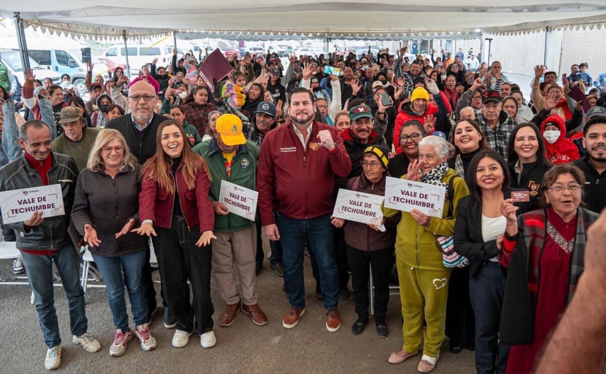 Entrega Ismael Burgueño 500 paquetes de techumbre para familias tijuanenses