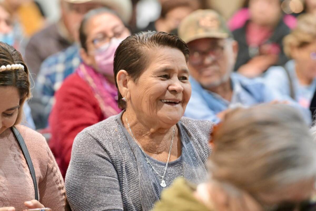 Construyen sonrisas Toño Astiazarán y Patty Ruibal con entrega de prótesis dentales a adultos mayores