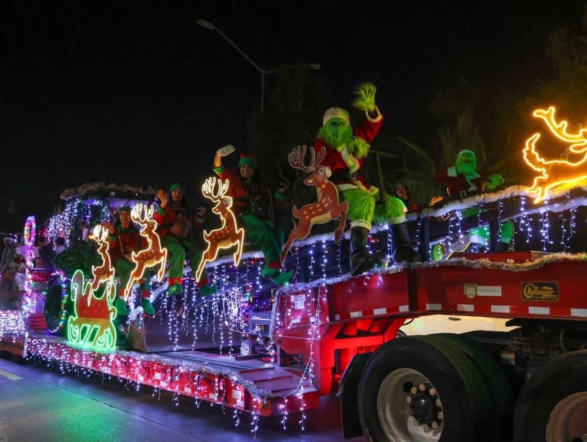 Encabeza Ismael Burgueño Ruiz, espectácular caravana navideña y entrega de cenas