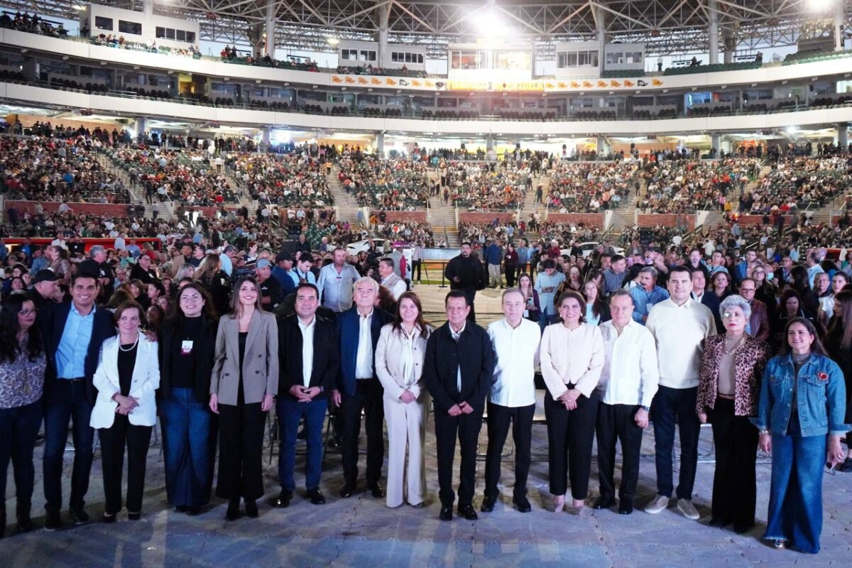 Gobernador Durazo celebra compromiso de trabajadores del estado durante el XLIII Festejo del Servidor Público 2025