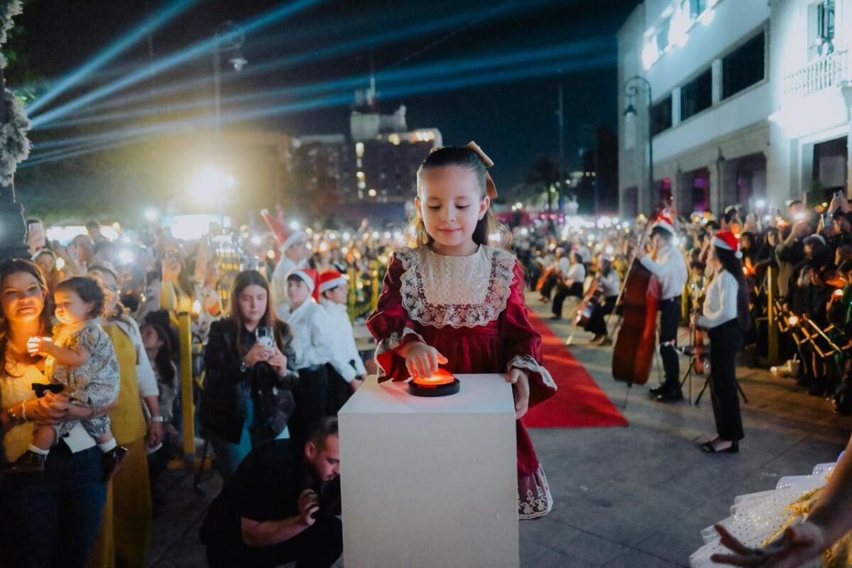 Viven familias de Hermosillo espectacular encendido de árbol navideño