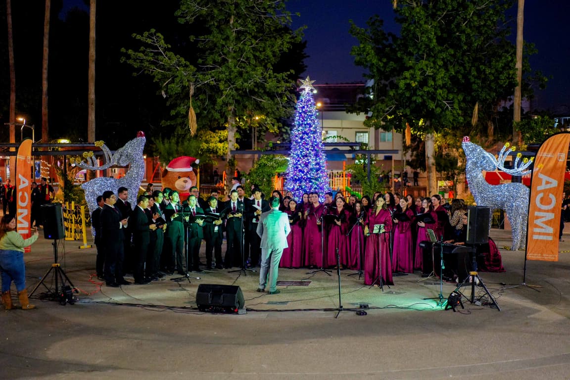 Celebra Astiazarán a familias hermosillenses en renovado Jardín Juárez