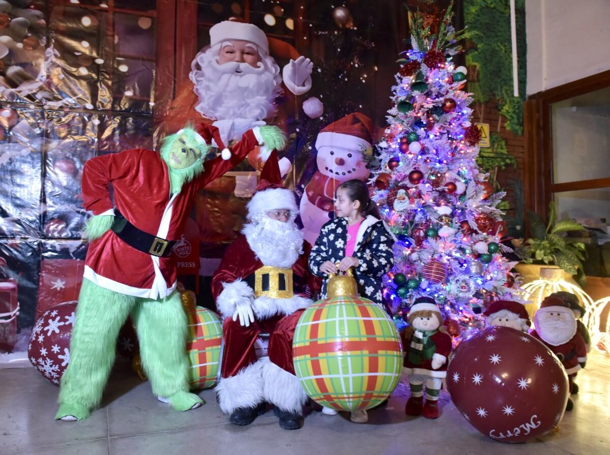 Estrena Trolebús Turístico de Hermosillo la ruta navideña con Santa y El Grinch