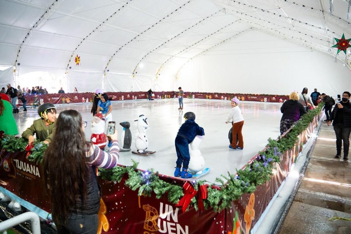 Inaugura Gobierno de Tijuana pista de patinaje sobre hielo en explanada de Palacio Municipal