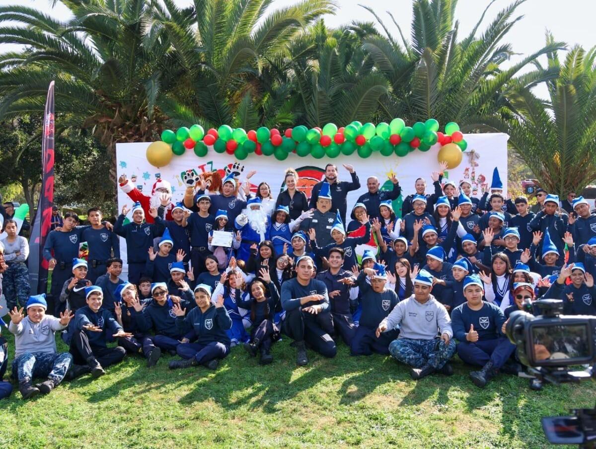 Convive Ismael Burgueño Ruiz con integrantes de la Policía Juvenil en posada 2025