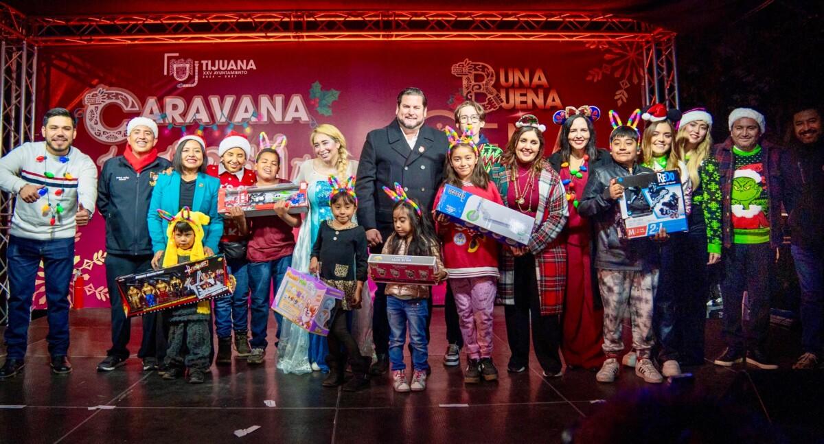 COMO PARTE DE LOS FESTEJOS NAVIDEÑOS LOS NIÑOS RECIBIERON REGALOS LOS PADRES CENAS FAMILIARES QUE REPARTÓ EL ALCALDE ISMAEL BURGUEÑO