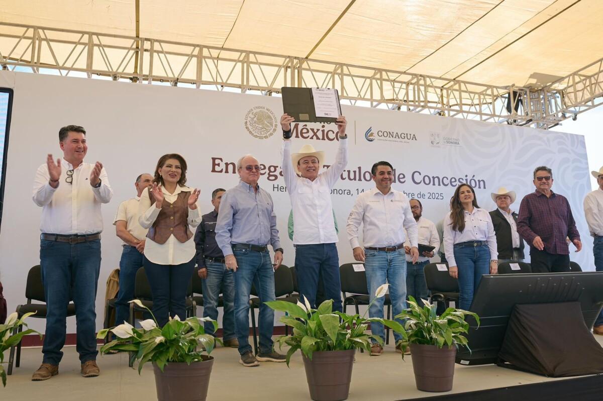 El gobernador Alfonso Durazo entregó títulos de concesión de agua para uso agrícola.