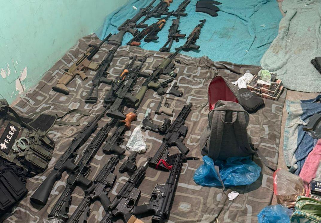 GOLPE AL CRIMEN: FUERZAS DE SEGURIDAD DE BC LOCALIZAN ARSENAL Y DROGA