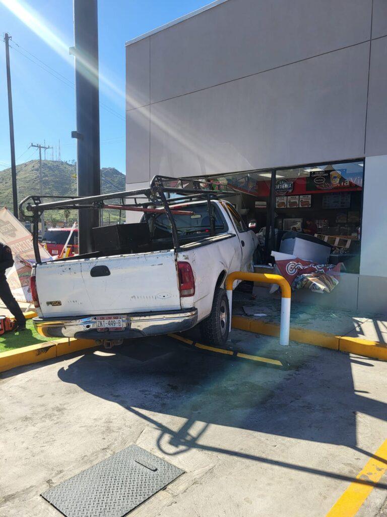 ATROPELLA A 2 Y SE METE CON CAMIONETA AL VIP