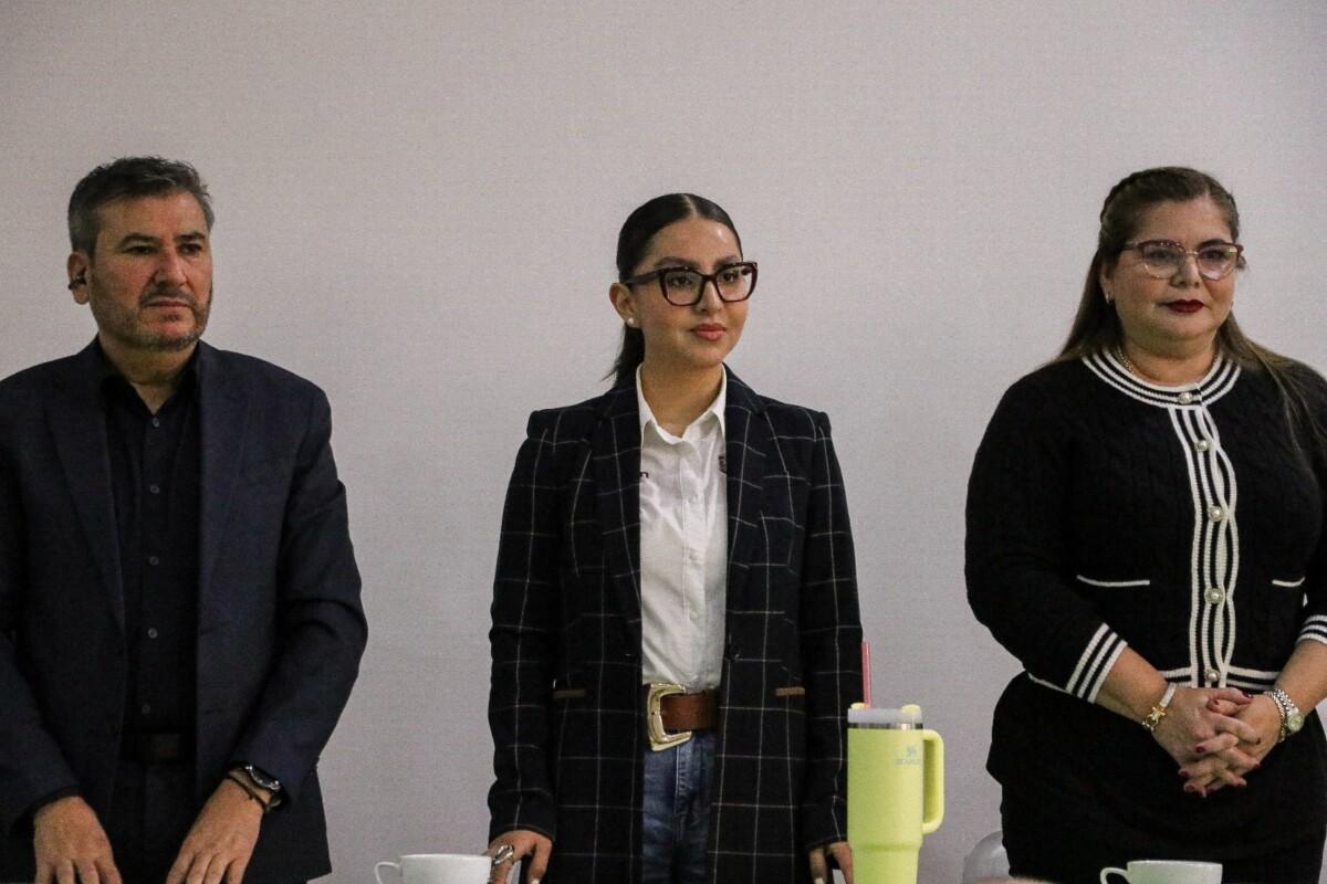 LA NUEVA SECRETARIA DEL MEDIO AMBIENTE Y DESARROLLO SUSTENTABLE DE BAJA CALIFORNIA,ELVIA MARTÍNEZ SANTOSCON LOS AUDITORES AMBIENTALES QUE PRESIDE CARLOS ROBLES ZEPEDA