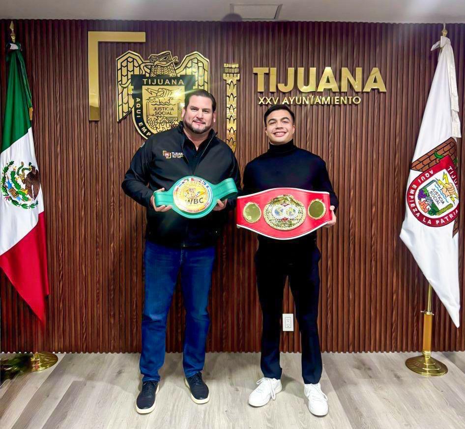 Recibe Ismael Burgueño al tijuanense José ‘Chapulín’ Salas, Campeón Mundial Gallo de la Federación Internacional de Boxeo