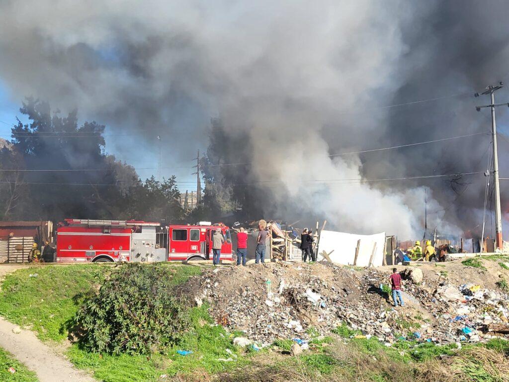 VORAZ INCENDIO CONSUME VARIAS VIVIENDAS