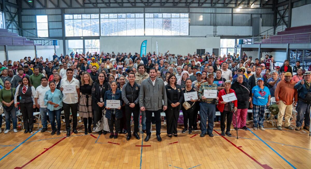 Entrega Ismael Burgueño apoyos económicos a la ciudadanía y a organismos de la sociedad civil