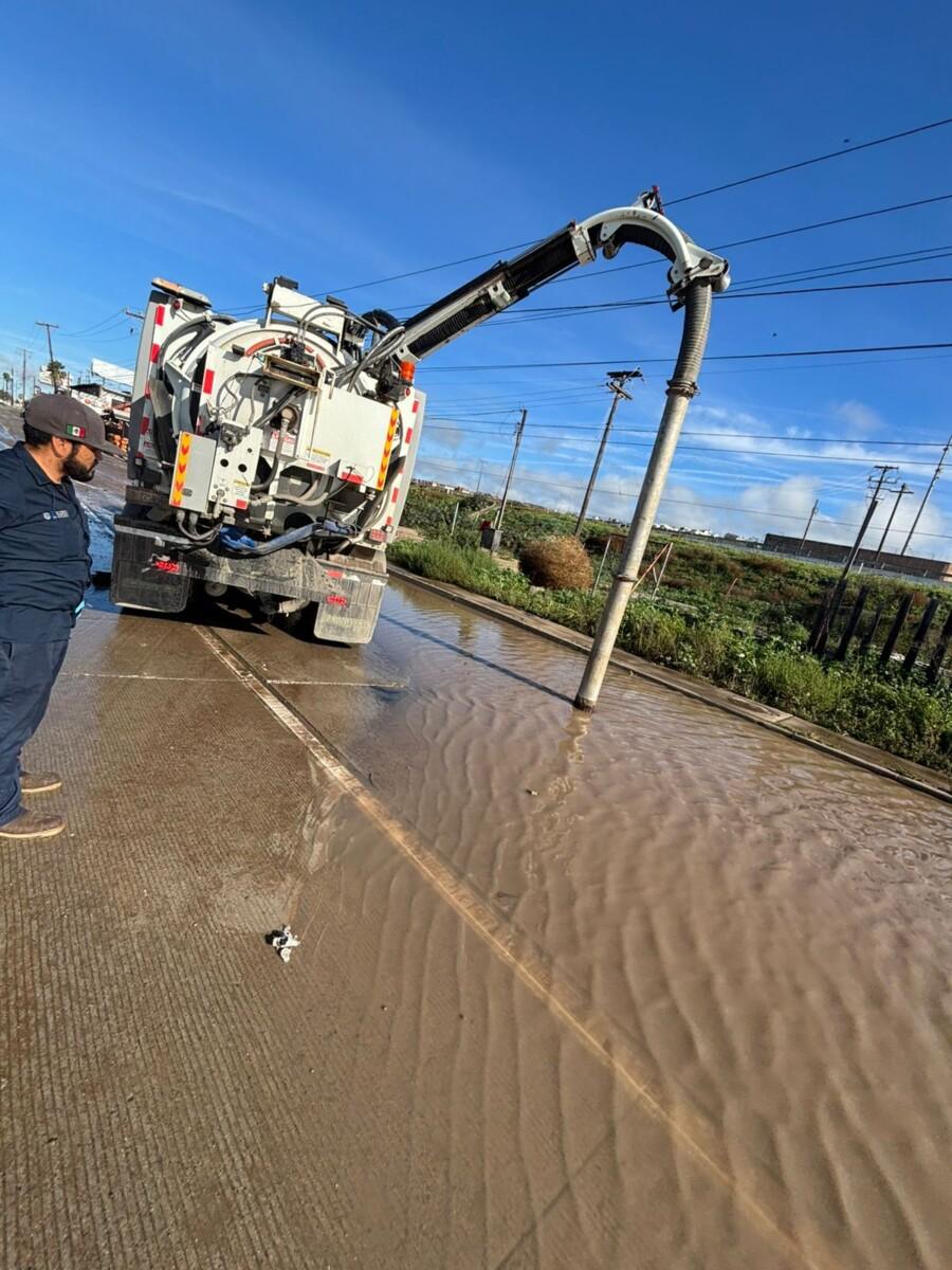 Dirección de Servicios Urbanos atiende encharcamiento pluvial en el Blvr. Popotla.