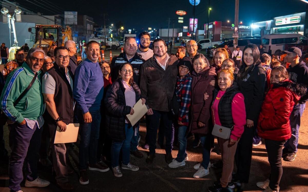 Supervisa Ismael Burgueño jornada nocturna de bacheo en la colonia El Lago