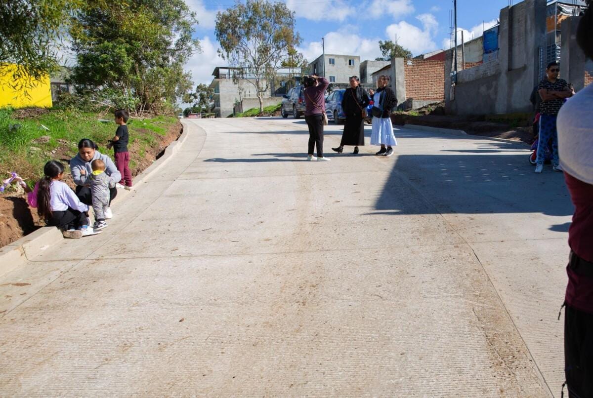 Rocio Adame cumple con obra de pavimentación en La Mina