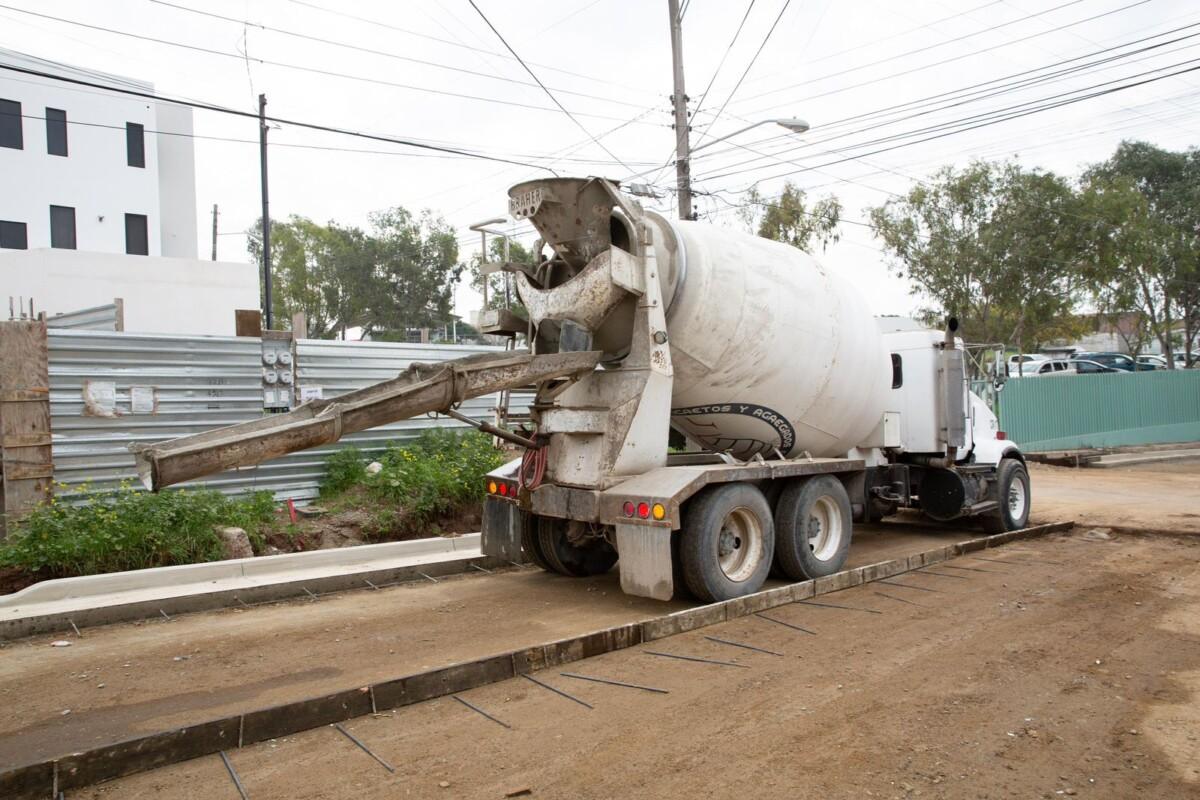 Rocio Adame supervisa avance de pavimentación en la colonia Lomas de Rosarito