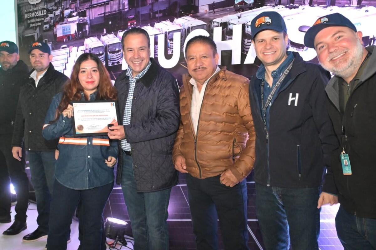 Celebra Toño Astiazarán a personal de recolección de basura con chocolatiza
