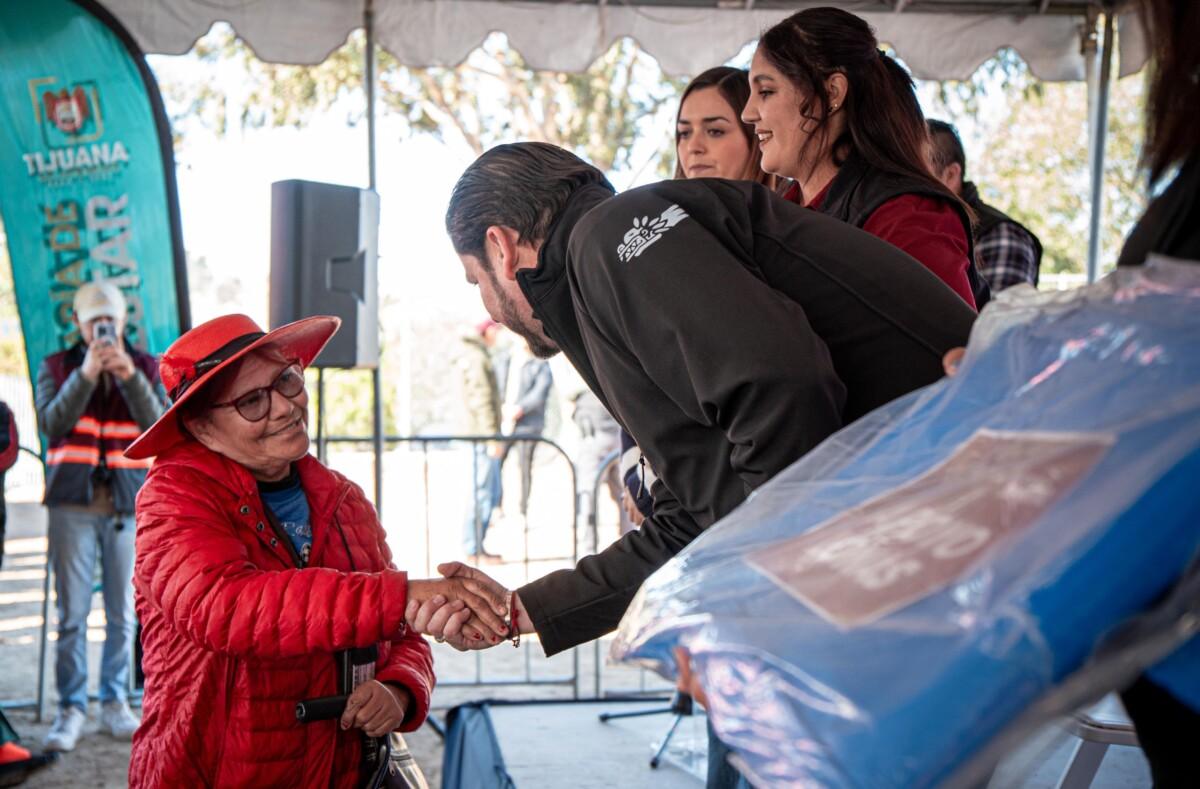 Atiende Ismael Burgueño a vecinos de la colonia La Miramar durante la Jornada del Pueblo