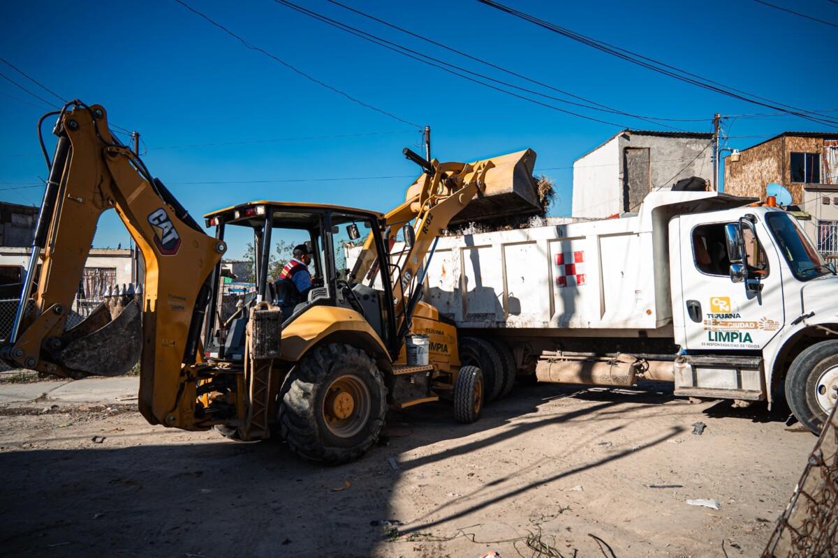 Retira Gobierno de Tijuana más de 60 toneladas de basura y escombros en colonias de la ciudad