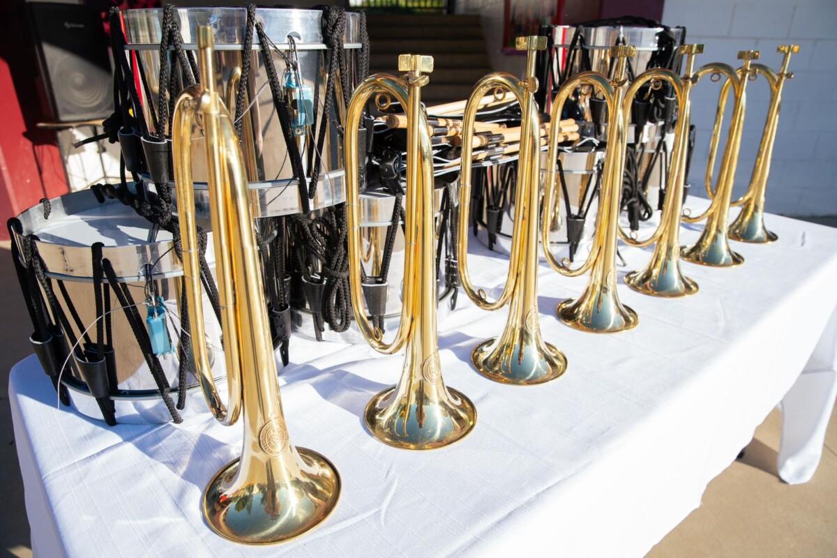 Cumple Rocío Adame compromiso con estudiantes de Primo Tapia al entregar instrumentos para Banda de Guerra