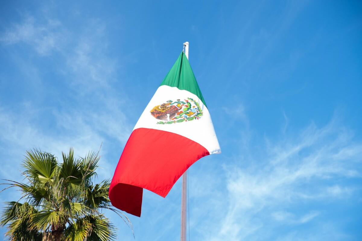 Rocío Adame encabeza ceremonia de izamiento por el Día de la Bandera y refrenda el orgullo de ser mexicanos