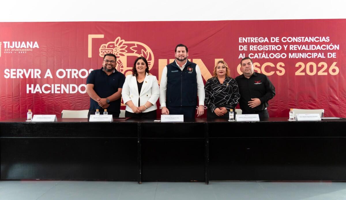 Fortalece Ismael Burgueño vínculo con la Sociedad Civil mediante entrega de constancias 2026