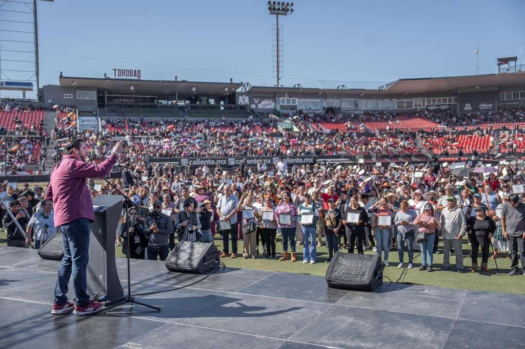 Toma protesta Ismael Burgueño a representantes de mil 91 comités vecinales de Tijuana