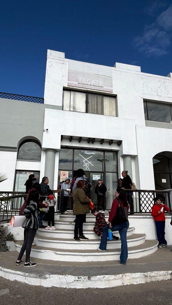 HUELGA EN ESCUELAS DE LA COMUNIDAD ADEMÁS SUSPENDEN LABORES